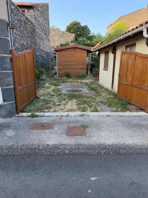 Cour enherbée avant son aménagement au Crest dans le Puy-de-Dôme