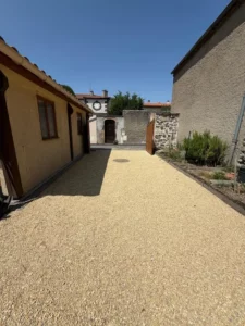 Aménagement terminé d’une cour gravillonnée au Crest par DTR Paysage