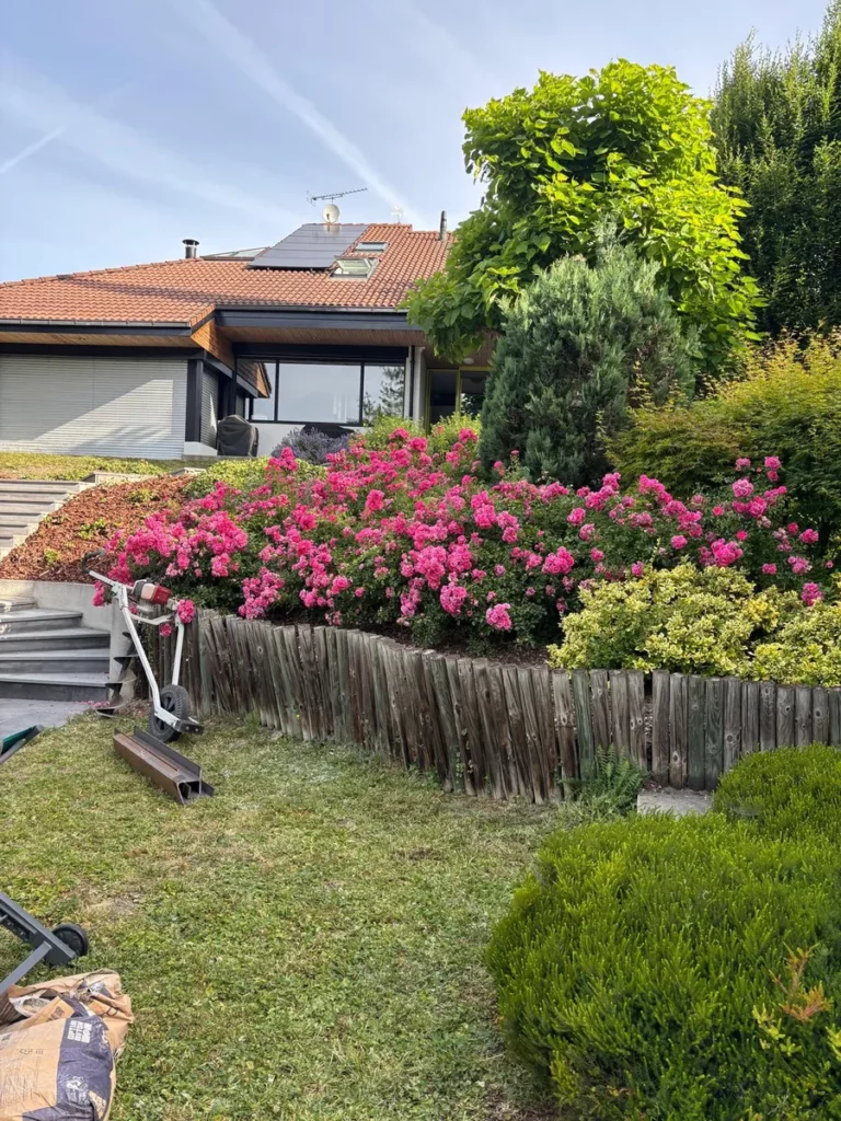Jardin avant aménagement d'un massif fleuri par DTR Paysage dans le Puy-de-Dôme