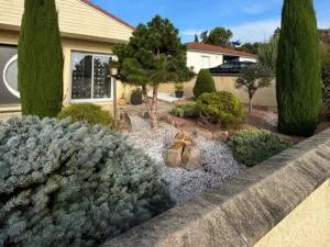 Jardin entretenu avec arbustes et massifs paysagers dans le Puy-de-Dôme