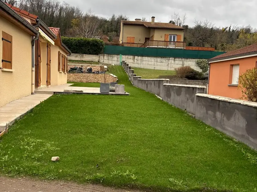 Finitions après la tonte d’une pelouse dans le Puy-de-Dôme