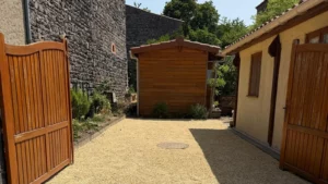 Cour en gravier carrossable aménagée dans le Puy-de-Dôme