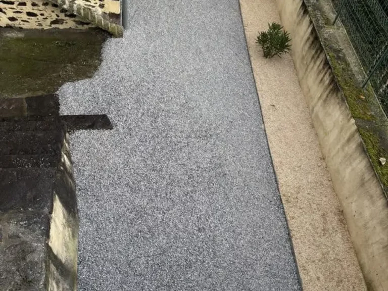 Petit espace extérieur aménagé avec un revêtement minéral à Châteaugay