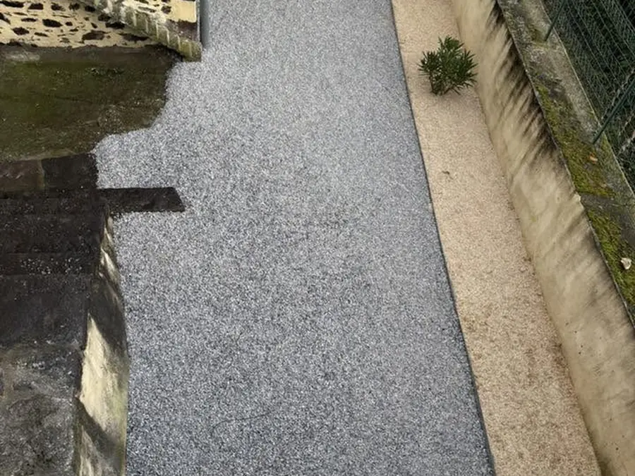 Petit espace extérieur aménagé avec un revêtement minéral à Châteaugay