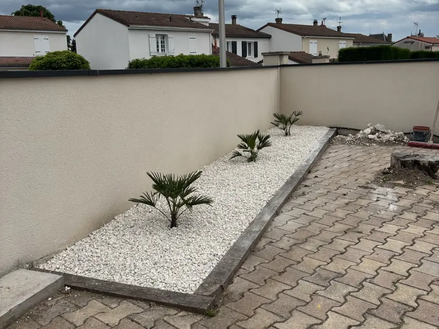 Aménagement d’un massif minéral le long d’un mur à Orcet