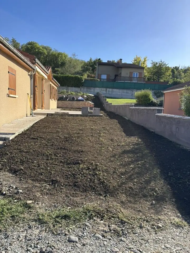 Terrain préparé avant le semis du gazon aux Martres-de-Veyre