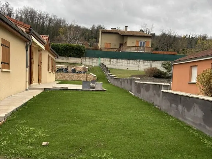 Gazon semé dans un jardin aux Martres-de-Veyre