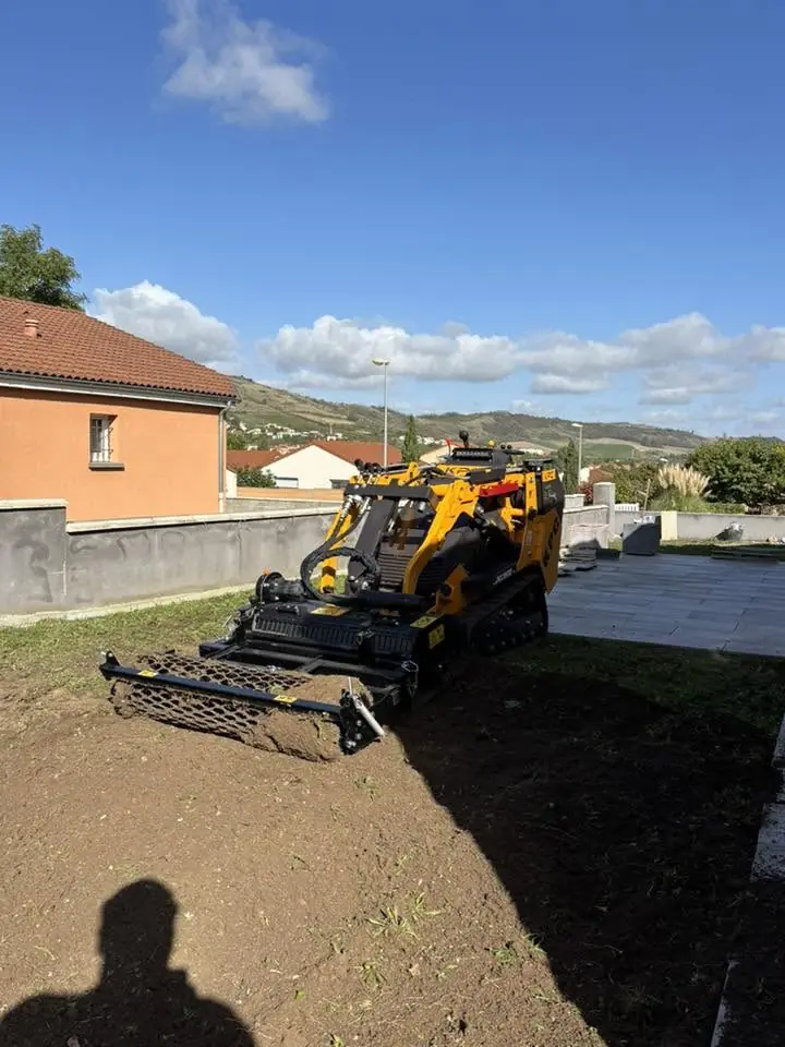 Préparation mécanique du terrain avant semis d’un gazon aux Martres-de-Veyre