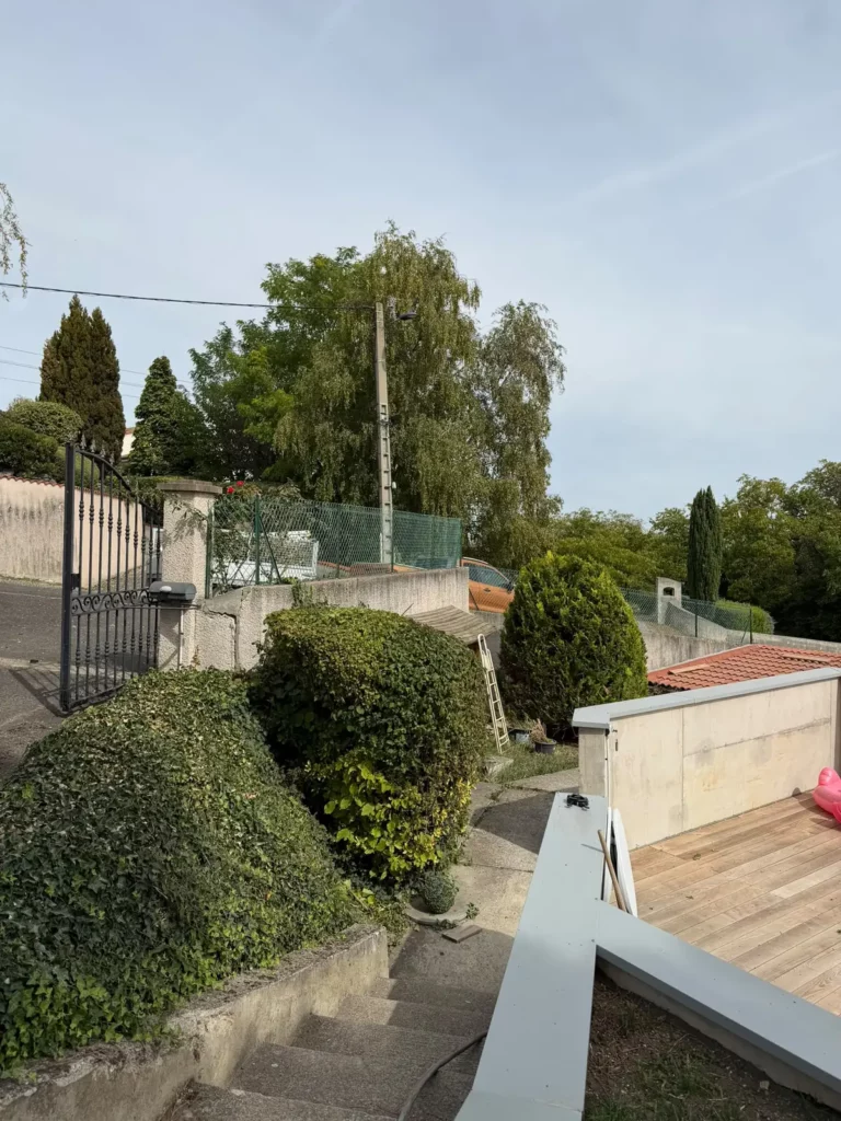 Arbustes remis en forme après taille dans un jardin au Crest