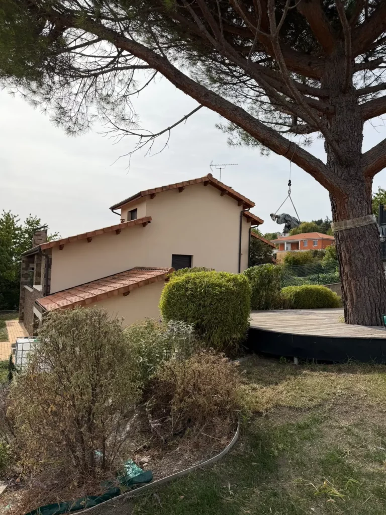 Végétaux et arbustes après entretien dans un jardin au Crest