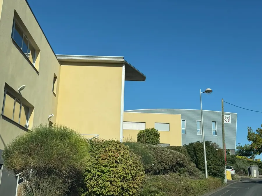 Arbustes taillés aux abords d’un bâtiment à Clermont-Ferrand