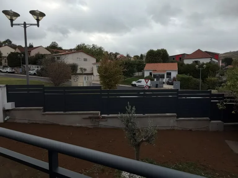 Nouvelle clôture en aluminium installée à Romagnat