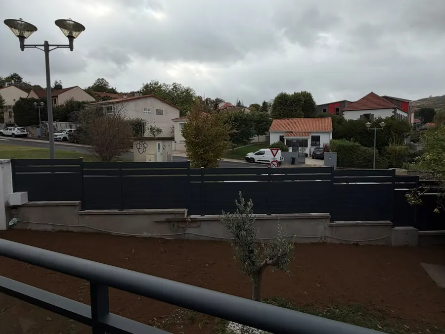Nouvelle clôture en aluminium installée à Romagnat