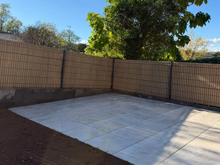 Terrasse en dalles sur plots réalisée à Romagnat